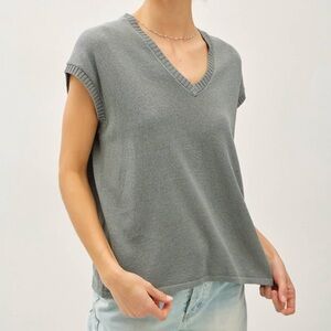 Becool Gray V-Neck Sleeveless Sweater******Size: Small